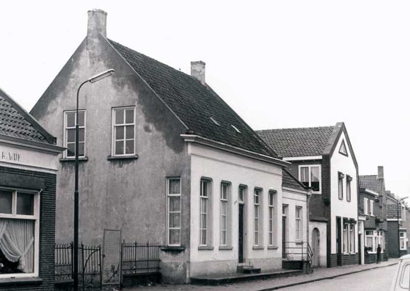 Het Dorps Schoolhuis, Markstraat 9/9a Terheijden, in 1980 (foto: © Johan van der Made)