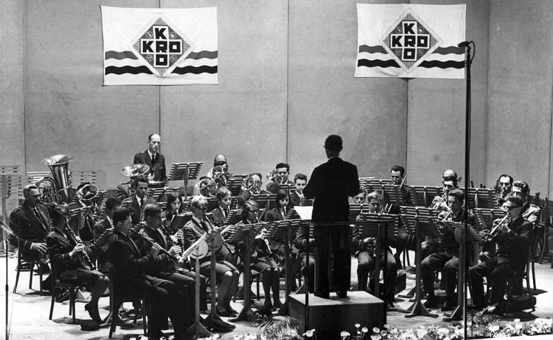 opname 45 toeren single in de KRO-studio ter gelegenheid van 125-jarig  jubileum met Tonny de Roos als dirigent, 1983 (foto: archief Muziekvereniging Harmonie Terheijden)