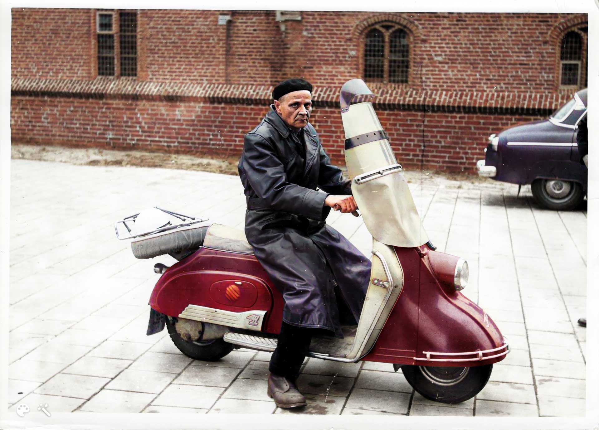 Theo van Berkel op zijn rode scooter (ingekleurde foto)