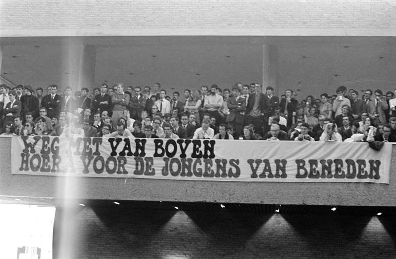 Bezettende studenten protesteren tegen de sluiting, 5 mei 1969 (foto: Bert Verhoeff / Anefo. Bron: Nationaal Archief)