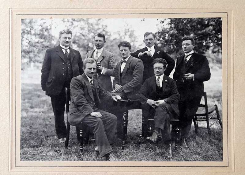 De gebroeders Ockhuijzen, zo’n negen jaar later, in 1923. V.l.n.r.: Jan, Theo, Frans, Harry, Toon, Arnold en Piet. Hun snorren zijn ondertussen aangepast aan de heersende mode.