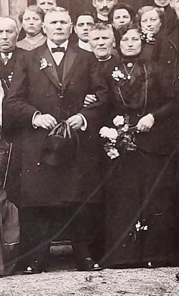 Het bruidspaar. Jan van de Laar (1859-1927), koopman in klompen, hier 55 jaar oud. Fien (Rudolphina Isabella) Ockhuijzen (1883-1967), slagersdochter, 31 jaar oud