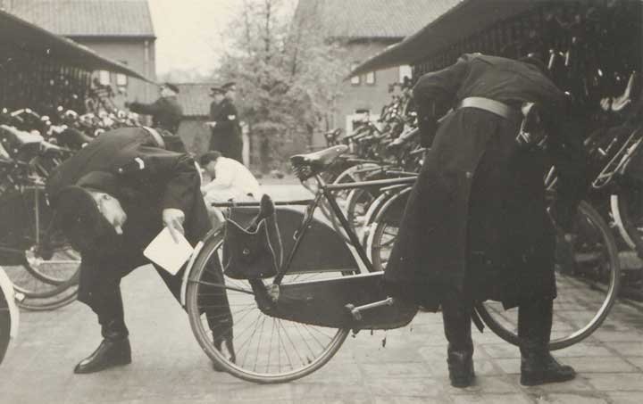 Agenten keuren een fiets, hier in Schijndel (BHIC, coll. Jansen de Wit)