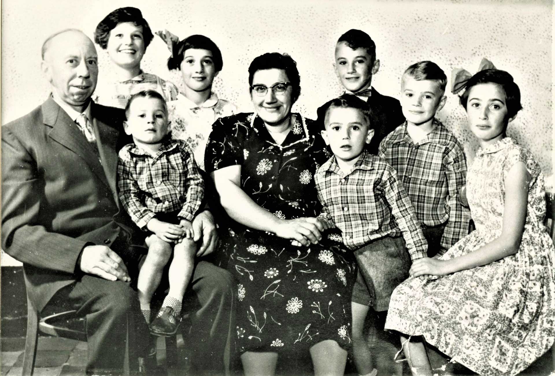 Groepsportret van de familie Van de Graaf . Op de achtergrond de 'getoepte' muur (fotograaf onbekend)
