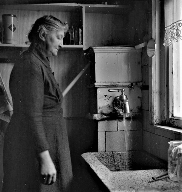 Moeke in de bijkeuken, 1966 (foto: Rini de Groot)