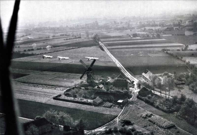 Luchtopname van het Amerikaanse leger van de molen met gliders op het veld (coll. H. Dijkhuizen, Best)