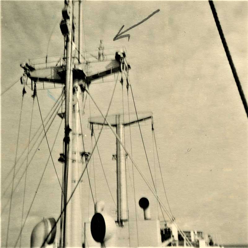 Broeder Marinus in de mast (bij de pijl)