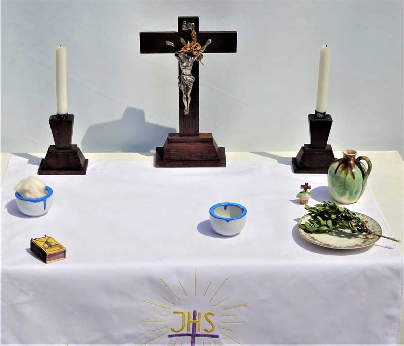 Bedieningstafel met kruisbeeld en kandelaars (foto: Rini de Groot, 2021)