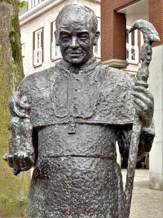 Standbeeld van Mgr. Bekkers in Sint-Oedenrode