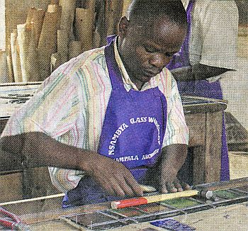 Het glas-in-lood-atelier in Nsambya, Oeganda