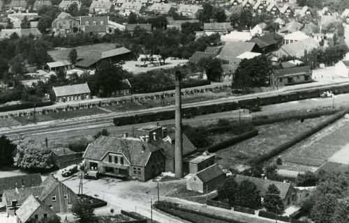 Luchtfoto van stoomzuivelfabriek St. Henricus (ca. 1951)
