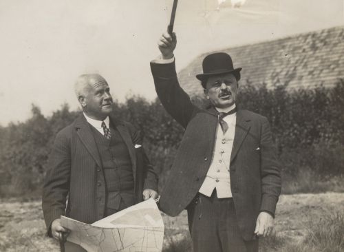 Burgemeester Thijssen (1909-1929), rechts,  bij de ontginningen. Links minister Kan. 