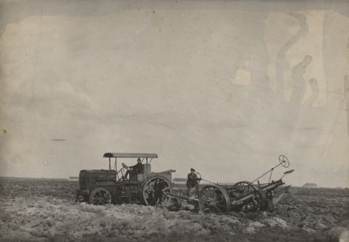 De heide wordt geploegd met een stoomploeg, ca. 1909