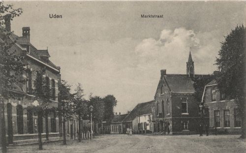 De Marktstraat in Uden, links het postkantoor en rechts het raadhuis. Het raadhuis is afgebroken in 1938. (1915)