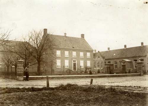 600424 - De voormalige pastorie in de Kreitenmolenstraat gebouwd in 1788, omgebouwd tot klooster en school St. Felix. 1900