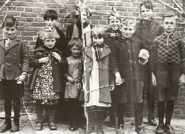 Kinderen met een brood in Vinkel, c. 1942 (coll. BHIC)
