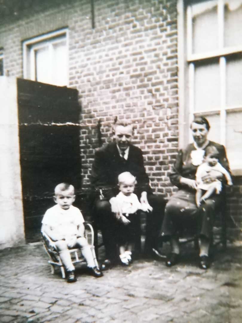 Familiefoto, 1940. Het middelste kind is de schrijver op 3-jarige leeftijd