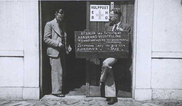 In Sint-Michielsgestel konden vrijstellingsformulieren voor de rijwielvordering op zaterdag en zondag worden afgehaald op het gemeentehuis, 1942 (BHIC, fotonr. Fotosm.0461)
