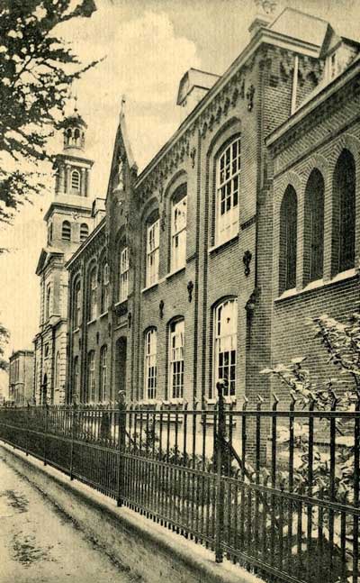 600387 - Kerk en fraterhuis te Udenhout. 1930