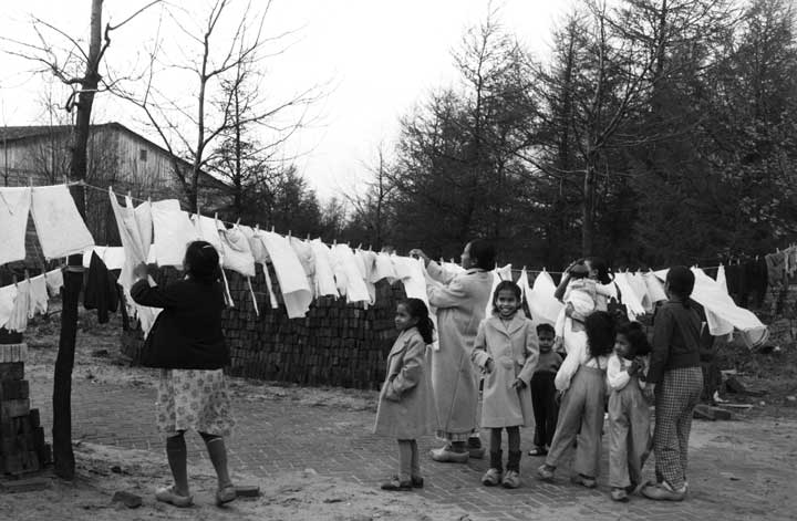 In het ambonnezenkamp Lunetten in Vught wordt de was opgehangen, 1951 (foto: Fotopersbureau Het Zuiden. Bron: BHIC)