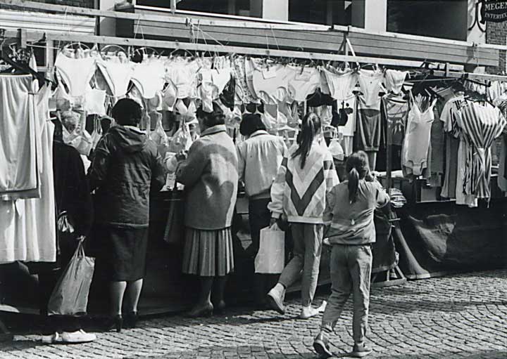 Bezoekers van de markt in Grave bekijken ondergoed (foto: J. smeets; coll. BHIC)
