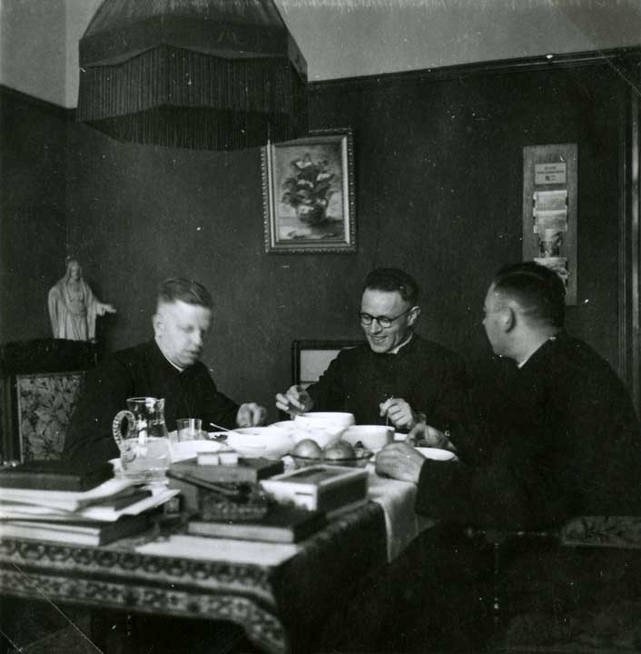 Pastoor J.H.B. van Welie (links) met twee andere geestelijken op Sint Vincentius, c. 1942-1943 (bron: coll. BHIC, fotonr. 1910-000423)