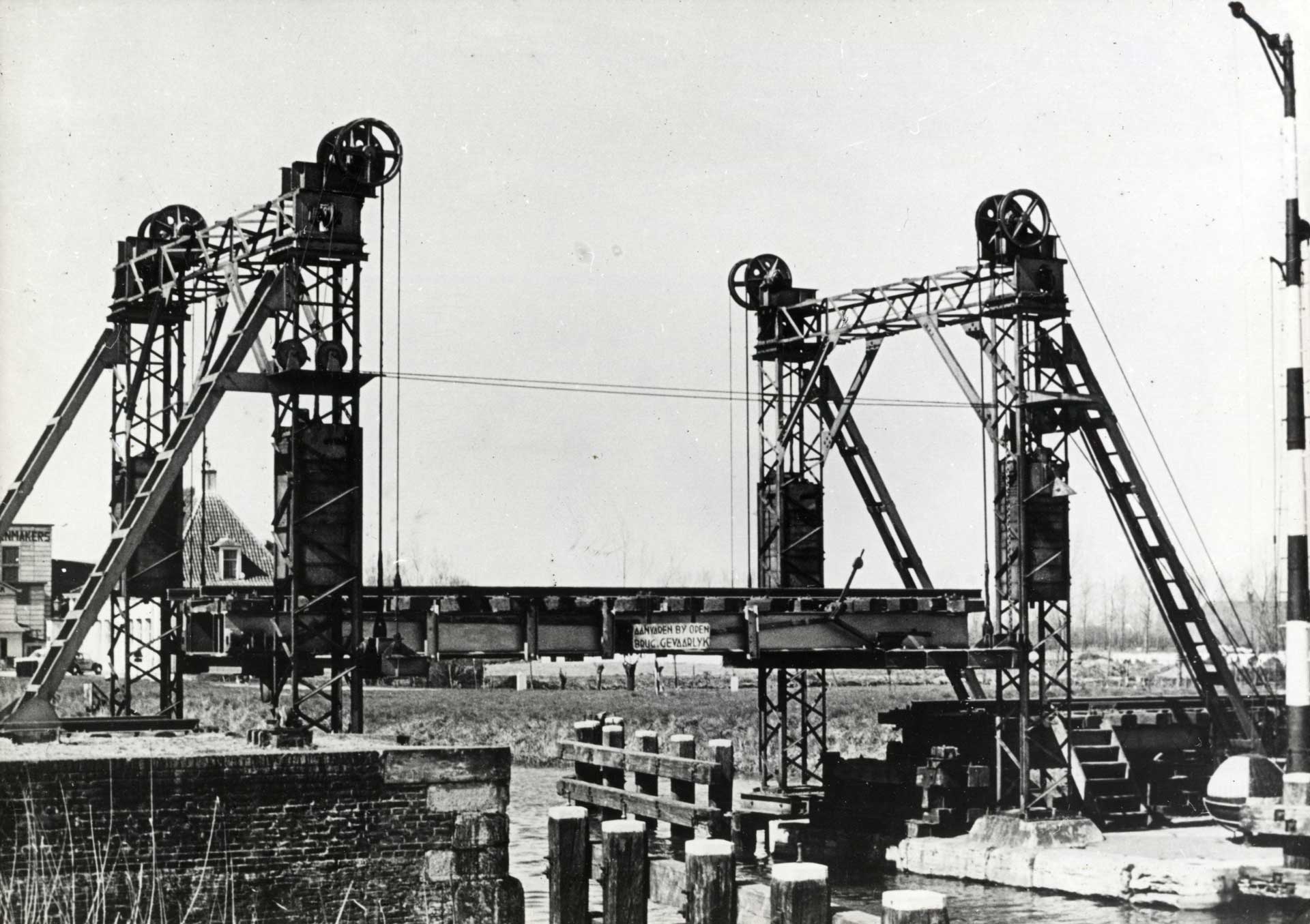 De oude, handbediende hefbrug over de Zuid-Willemsvaart, 1958. De brug werd in 1961 vervangen door een elektrische (Foto: Nederlandse Spoorwegen. Bron: Het Utrechts Archief, fotonummer 153608. Publiek domein)