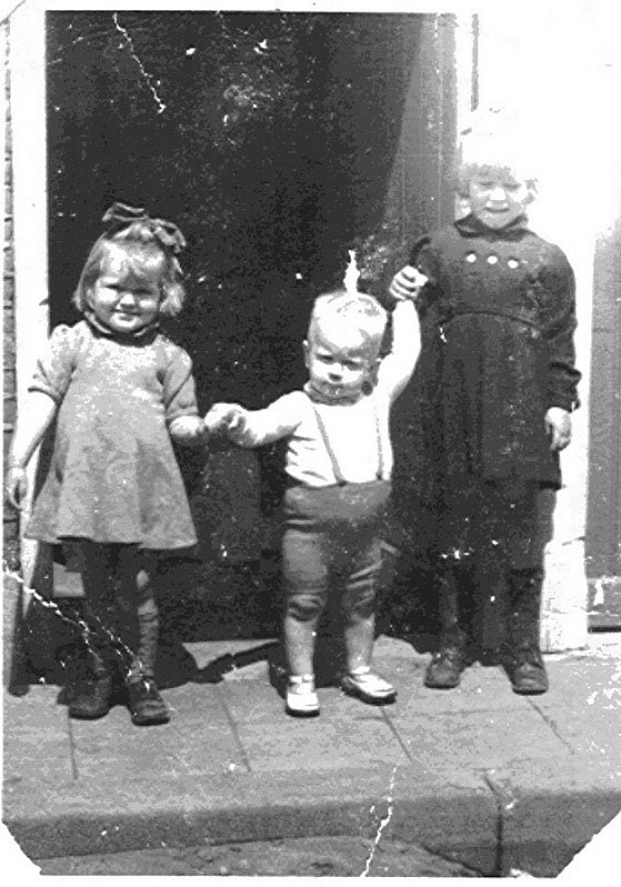 Bezoekers van de Efteling Willie, Hans, Mia, geboren in de kleine huisjes aan de Grote Bolken