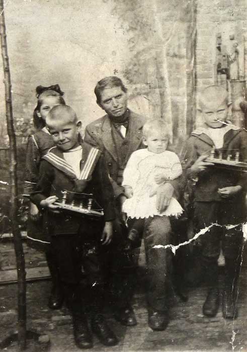Johannes van de Mosselaer en zijn kinderen Sien, Henk, Tijn en Frans