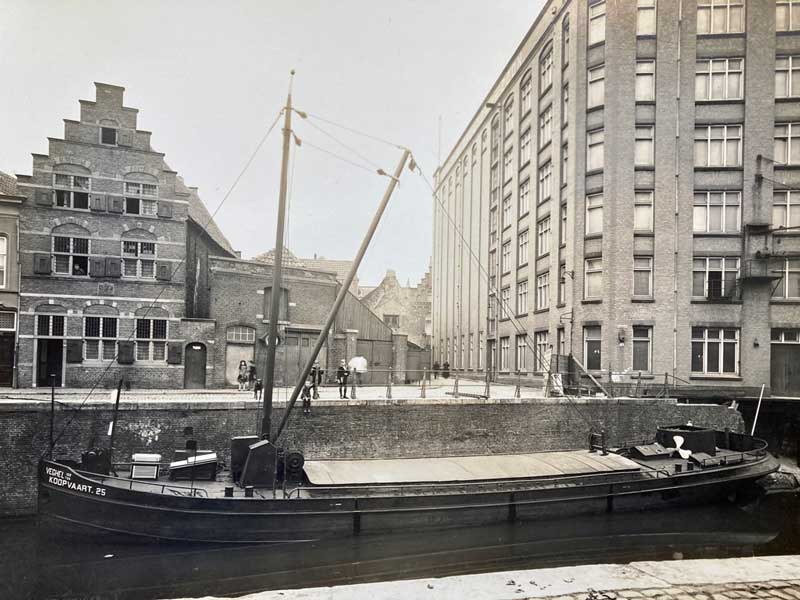 De Koopvaart 25 in de haven van Den Bosch. Rechts de fabriek van De Gruyter