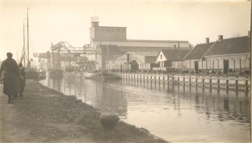 Fabrieksgebouwen aan de haven van de Coöperatieve Handelsvereniging van de N.C.B. te Veghel. (ca. 1900)