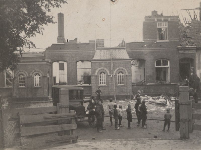 Restanten van het gemeentehuis in Vierlingsbeek na de brand in 1928