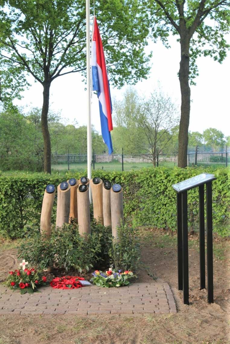 Monument voor de bemanning van de Short Stirling die op 24 juli 1942 neerstortte (foto: Ad van Zantvoort, 2022)