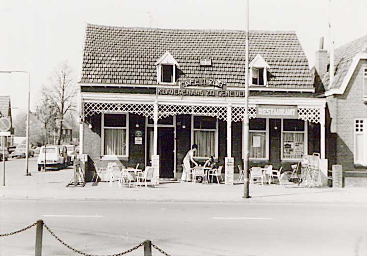De visboer stalde zijn wagen bij café 't Zuid (Foto: Delleman-de Kort, 1974. Bron: BHIC, fotonr. 1923-000528)