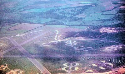 Chilbolton airfield in september 1944: rechtsonder C-47’s en linksboven CG-4A Gliders opgesteld. Bron: Wikimedia