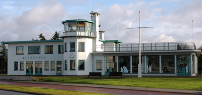 Voormalig luchthavengebouw van Welschap. (foto: Wammes Waggel, 2009. Bron: Wikimedia Commons