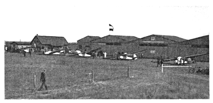 Het zweefvliegkamp met de gebouwen van Van Kuijk's Vliegtuigindustrie (bron: Vliegwereld, 1946)