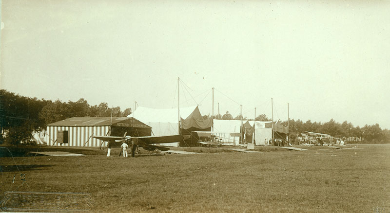 Hangars op het vliegkamp (foto: Pierre Weijnen. Bron: Beeldcollectie Stadsarchief 's-Hertogenbosch 0068346)