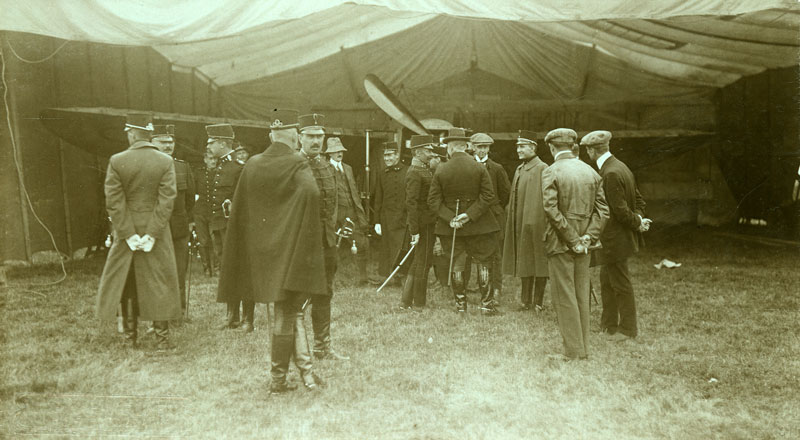 Minister van Oorlog Colijn (met stok) met een aantal officieren en burgers bij een Blériot in een hangartent (foto: Pierre Weijnen. Bron: Beeldcollectie Stadsarchief 's-Hertogenbosch 0068350)