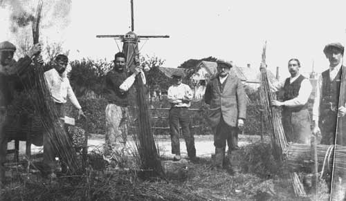 Vlijmen, Mandenmakerij bij Jan Pulles, De Akker 17a, tijdens de 1ste wereldoorlog, 1918 (Salha, vlm00136)