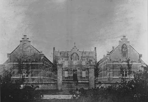 Vlijmen, Patronaat met school aan de Wilhelminastraat (Achterstraat) te Vlijmen, 1910 