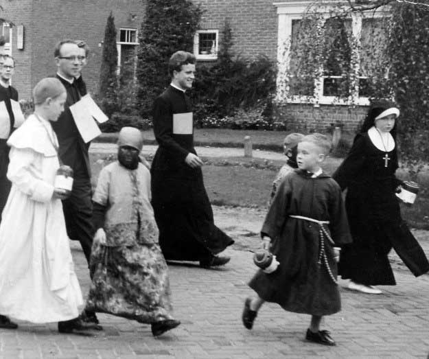 Broeder Hordijk (midden) met andere religieuzen en kinderen