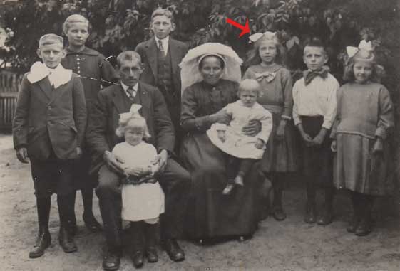 Het echtpaar Bergman met hun 8 overgebleven kinderen. De rode pijl wijst naar Diny (bron: familiecollectie)