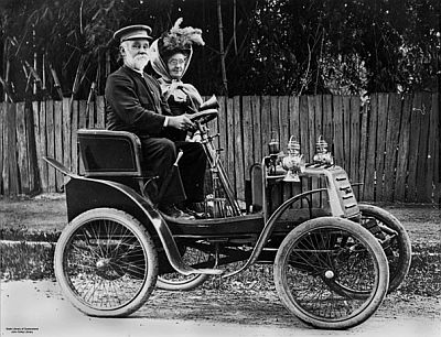Een Engels echtpaar in een Linon uit 1902