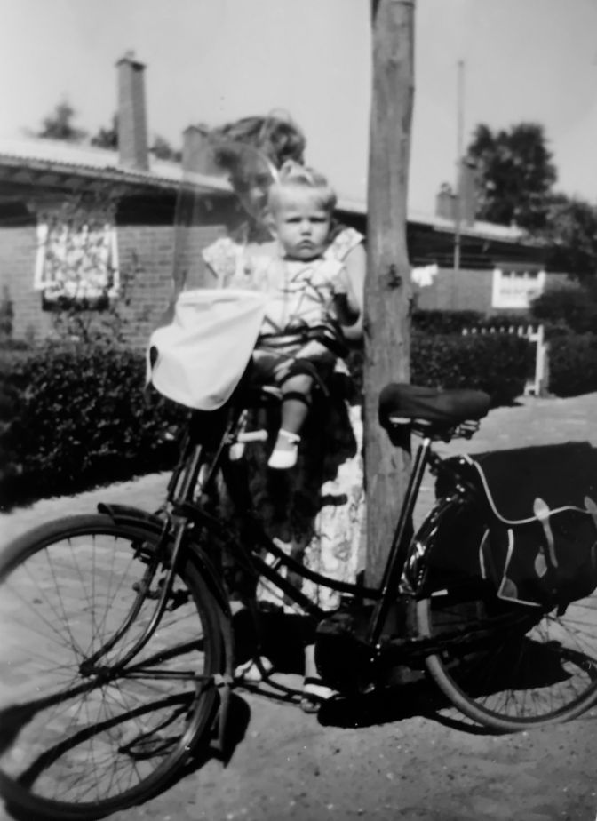 Op de fiets met moeder op de achtergrond de achterzijde van de woning Lunettenlaan 508 op Nieuw Vosseveld - foto Jack Monde