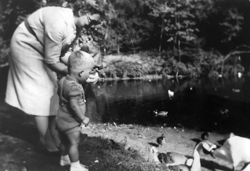  Met moeder eendjes voeren in Park Reeburg in Vught, 1960 - foto Jack Monde