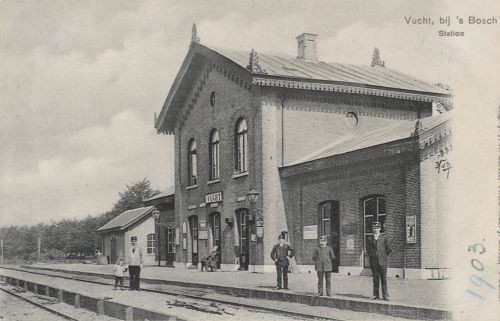 Station, perronzijde en personeel. (ca. 1903)