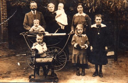 Burgemeester Van de Ven, 1907-1922, met gezin, 1907 (bron: archief Waalre's Erfgoed)