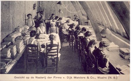 De naaizaal van Firma Van Dijk Manders & Co, ca. 1910 (bron: archief Waalre's Erfgoed)