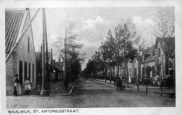 Waalwijk, Beeld van de St. Antoniusstraat te Waalwijk met rijen bomen